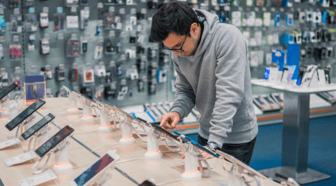 Kupujemy tyle samo, ale płacimy więcej. Dlatego stać nas na mniej - grafika