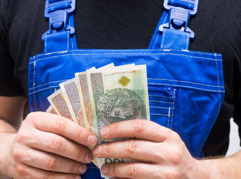 Połowa Polaków zarabia powyżej 4700 brutto  - grafika