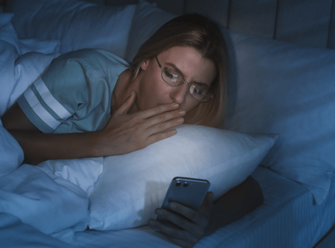 Ze smartfonem w łóżku. Choć wiemy, że źle wpływa na sen - grafika