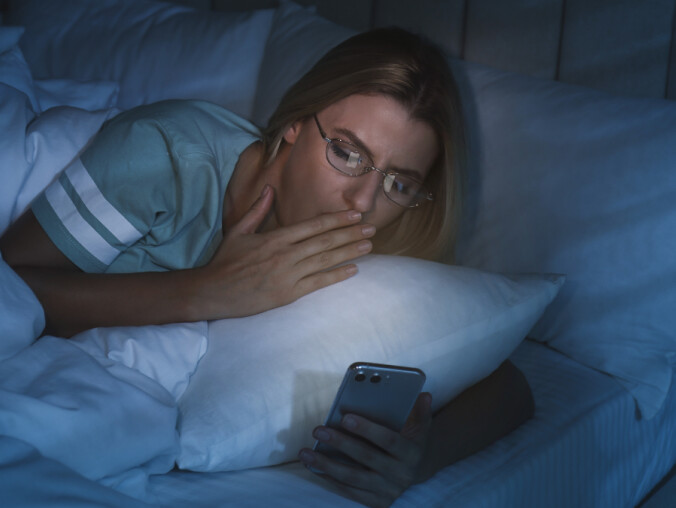 Ze smartfonem w łóżku. Choć wiemy, że źle wpływa na sen - grafika