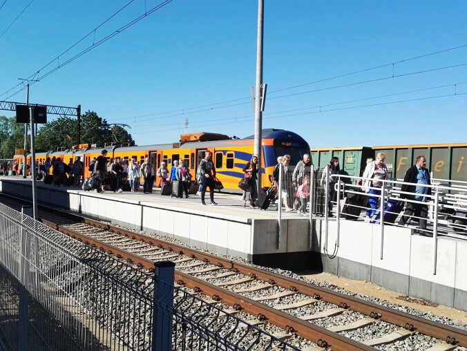 Pociągi na trasie Piła - Poznań z opóźnieniem. Zerwana sieć trak - grafika