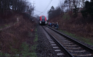 Drzewo spadło na trakcję kolejową i wagon - ZDJĘCIA 