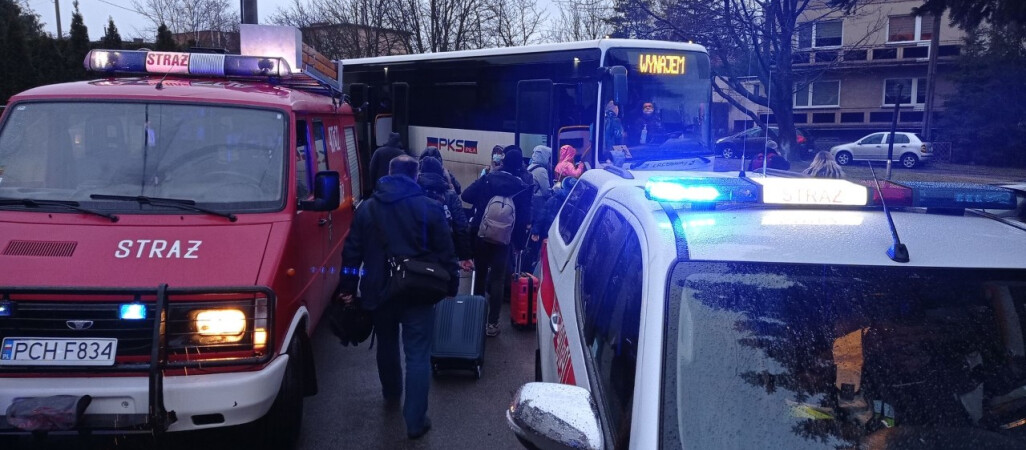 Drzewo spadło na trakcję kolejową i wagon - ZDJĘCIA 
