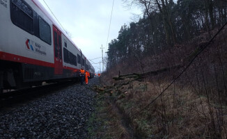 Drzewo spadło na trakcję kolejową i wagon - ZDJĘCIA 