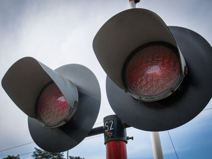 Karetka pogotowia utknęła między rogatkami  - grafika