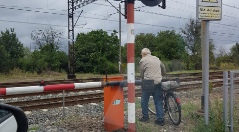 Zamknięte rogatki dla tego cyklisty nie stanowiły problemu - VIDEO  - grafika