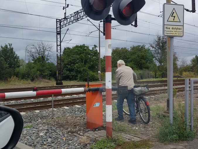 Zamknięte rogatki dla tego cyklisty nie stanowiły problemu - VIDEO  - grafika