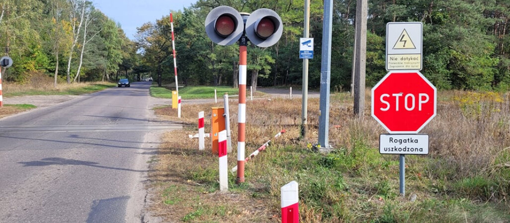 Szlaban złamał się na kasku 70-letniego cyklisty 