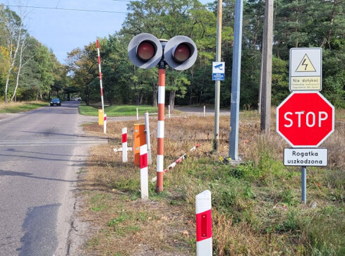 Szlaban złamał się na kasku 70-letniego cyklisty  - grafika