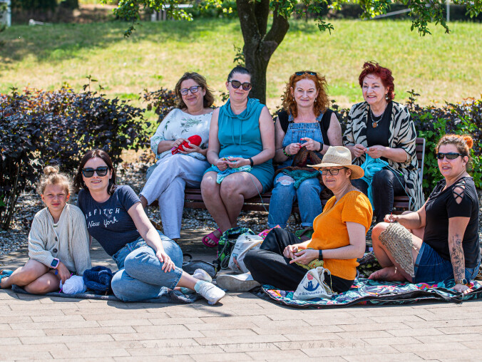 Wspólnie dziergały na pilskiej Wyspie  - grafika