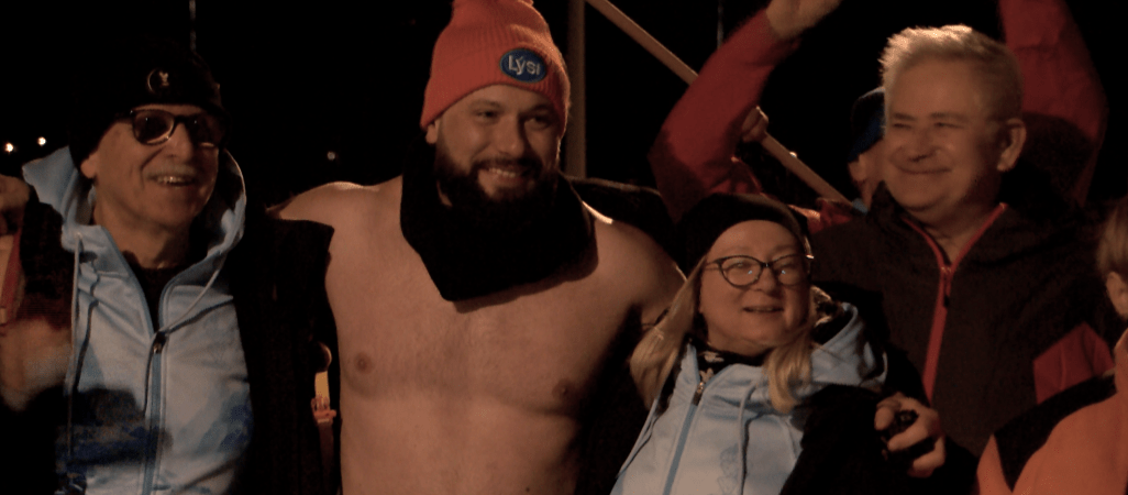 Biegnie w samych szortach przez kraj. Zbiera pieniądze na hospicjum dla dzieci 