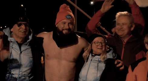 Biegnie w samych szortach przez kraj. Zbiera pieniądze na hospicjum d - grafika