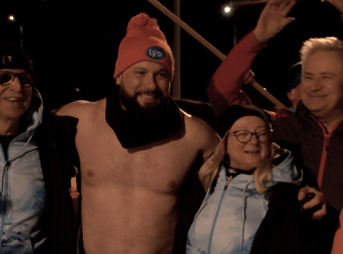 Biegnie w samych szortach przez kraj. Zbiera pieniądze na hospicjum d - grafika