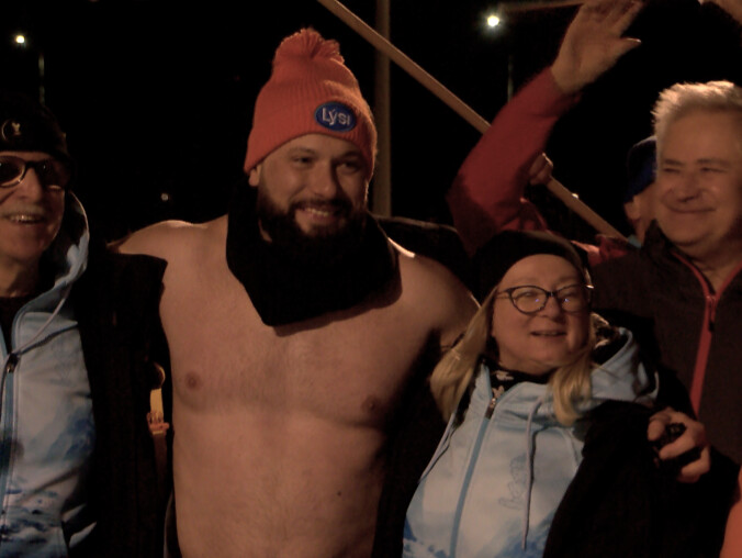 Biegnie w samych szortach przez kraj. Zbiera pieniądze na hospicjum d - grafika