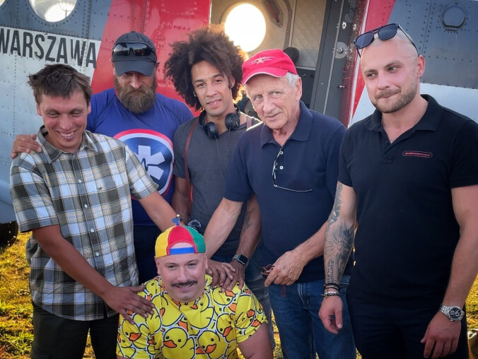 54 minuty w lodowatej wodzie i w przestworzach. Padł rekord  - grafika