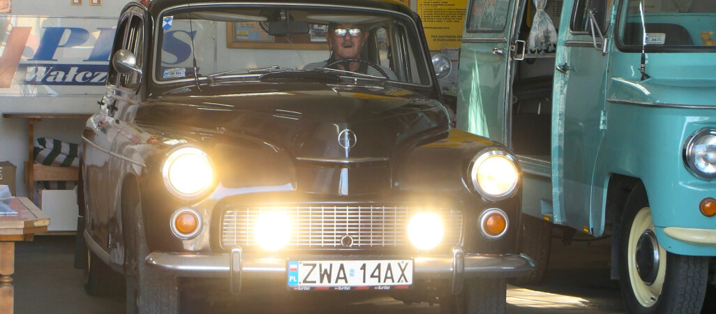 Jeździ starą Warszawą i Nysą - VIDEO