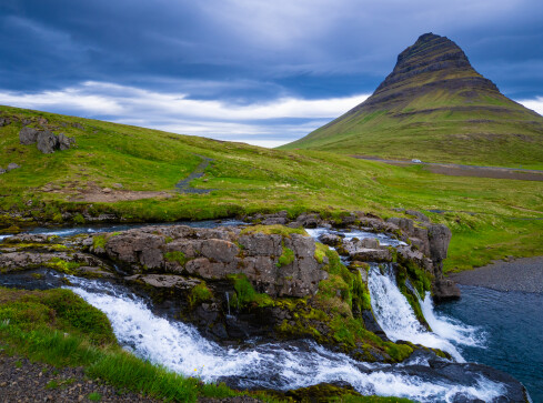 Wiara w Elfy i Trolle jest tu powszechna. Islandia kraina Mordoru i lo - grafika