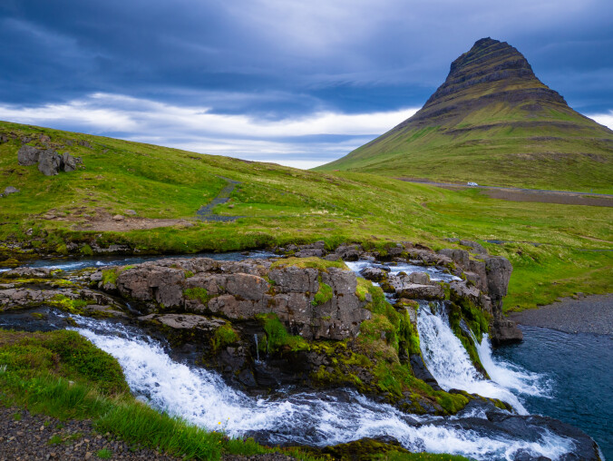 Wiara w Elfy i Trolle jest tu powszechna. Islandia kraina Mordoru i lo - grafika