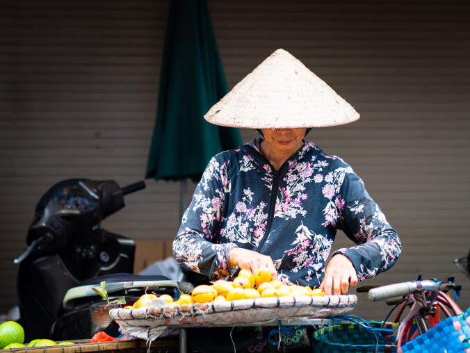 Tańczą na ulicach. Tak się budzi miasto, gdzie pociąg przejeżdża - grafika