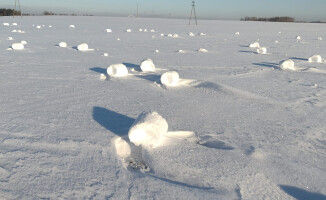 Śnieżne rolki pod Wałczem. Bardzo rzadkie zjawisko 