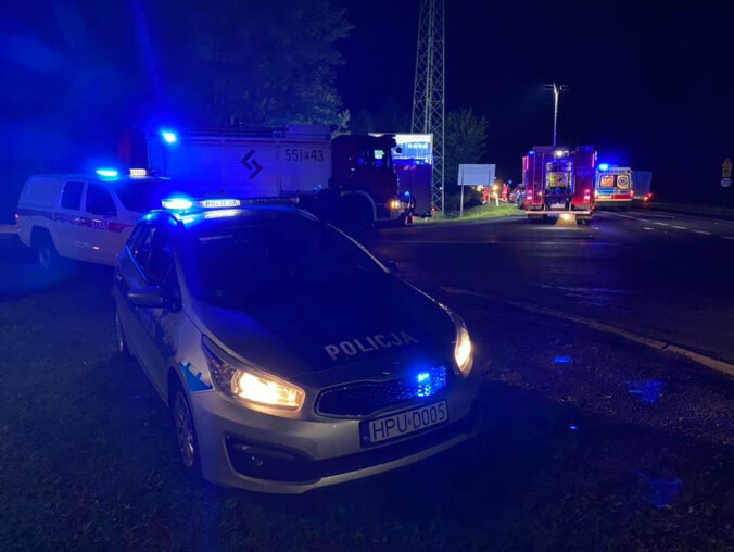 Wypadek osobówki z cysterną. Trzy osoby w stanie ciężkim. Utrudnie - grafika