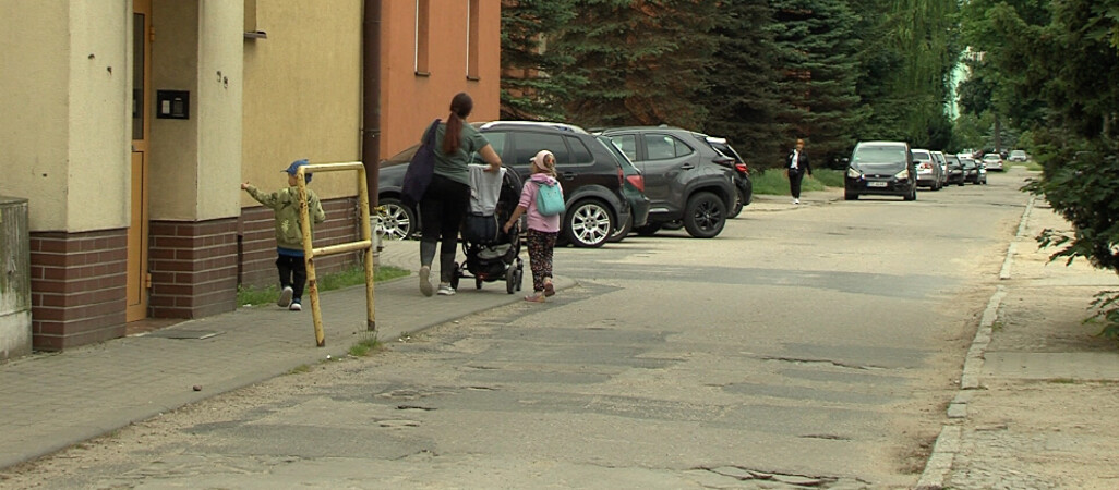 Pędzący kierowcy zagrażają dzieciom przy szkole