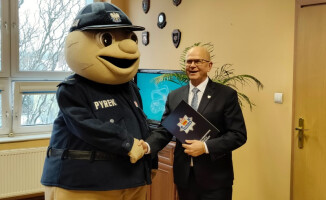 Sierżant Pyrek i radiowóz, czyli nowi na pokładzie chodzieskiej policji