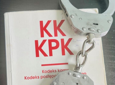 Zaatakował byłą partnerkę i zniszczył jej samochód. Miał przy s - grafika