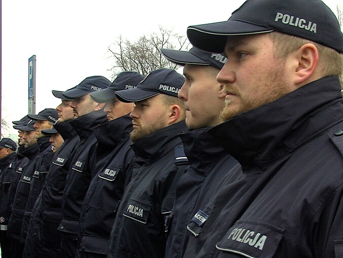 Policja kusi wysokimi zarobkami, a chętnych brak - grafika