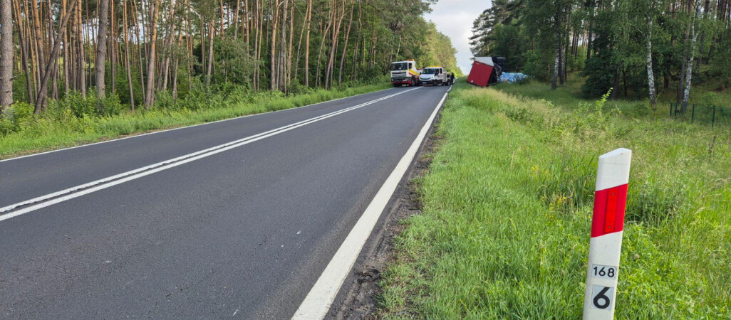 Blokada na DK11. Tir wjechał do rowu