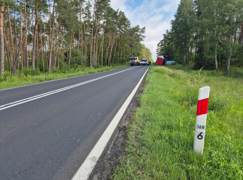 Blokada na DK11. Tir wjechał do rowu - grafika