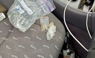 Pod prąd i "na gazie", a w aucie marihuana oraz haszysz