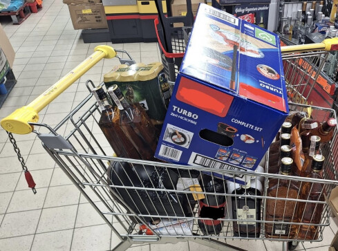 Młoda ona, młody on... Złodziejska para złapana na gorącym uczynk - grafika