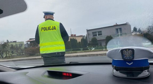 Miał podrobione prawo jazdy i przekroczył prędkość. Grozi mu 5 la - grafika