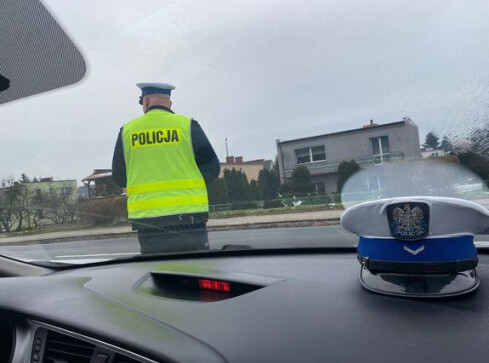 Miał podrobione prawo jazdy i przekroczył prędkość. Grozi mu 5 la - grafika