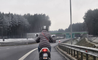 Ona na skuterze, on na rowerze. Obydwoje zapłacą za jazdę drogą ekspresową