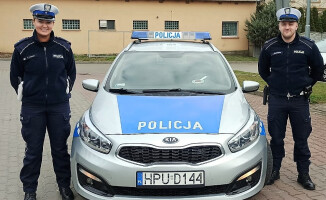 Kierowca z atakiem cukrzycowym. Pomogli policjanci