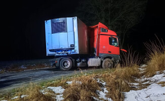 Jeden TIR wpadł w poślizg, drugi wjechał do rowu. Wypadek na DK22