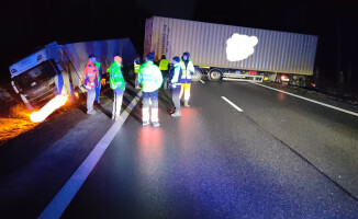 Jeden TIR wpadł w poślizg, drugi wjechał do rowu. Wypadek na DK22