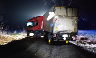Jeden TIR wpadł w poślizg, drugi wjechał do rowu. Wypadek na DK22