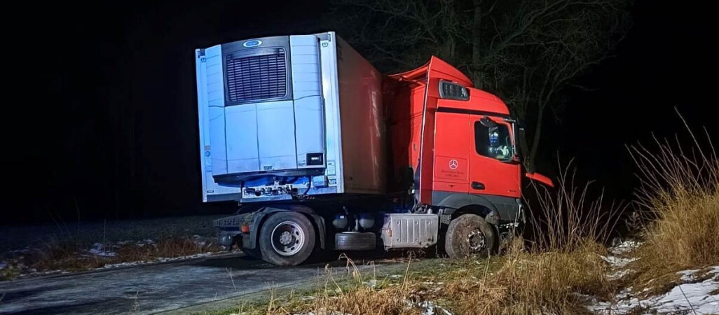 Jeden TIR wpadł w poślizg, drugi wjechał do rowu. Wypadek na DK22