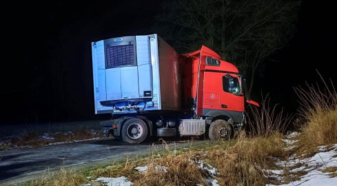 Jeden TIR wpadł w poślizg, drugi wjechał do rowu. Wypadek na DK22 - grafika