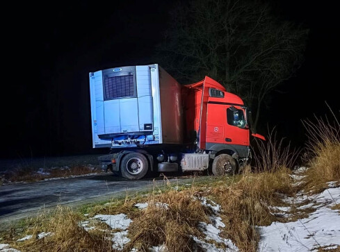 Jeden TIR wpadł w poślizg, drugi wjechał do rowu. Wypadek na DK22 - grafika