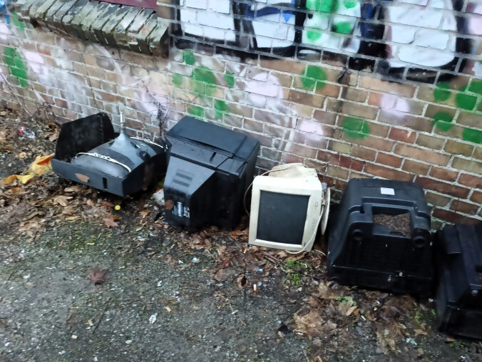 Wyrzucił stare telewizory i monitory. Zapłaci 500 zł kary - grafika