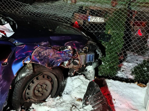 Uderzył w płot i... uciekł - grafika