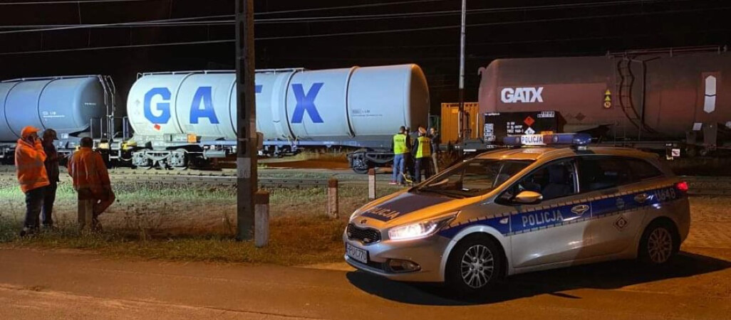 Pociąg potrącił nastolatkę. Dziewczynka walczy o życie 