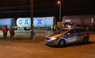 Pociąg potrącił nastolatkę. Dziewczynka walczy o życie 