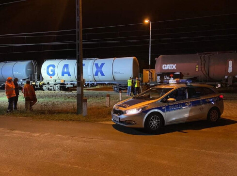 Pociąg potrącił nastolatkę. Dziewczynka walczy o życie  - grafika