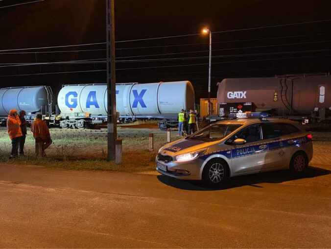Pociąg potrącił nastolatkę. Dziewczynka walczy o życie  - grafika