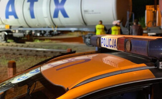 Pociąg potrącił nastolatkę. Dziewczynka walczy o życie 